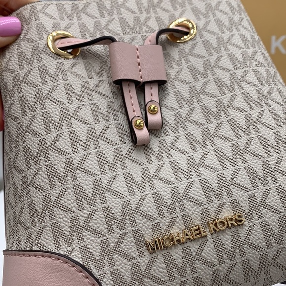 MICHAEL KORS
Mercer Small Logo Bucket crossbody Bag Powder Blush Multi Color - Picture 6 of 15